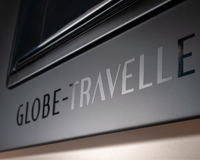Фото логотипа (эмблемы, знака, фирменной надписи) автодомов марки Globe-Traveller «Глоб-Тревеллер»