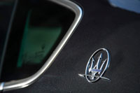 Фото логотипа (эмблемы, знака, фирменной надписи) легковых автомобилей марки Maserati «Мазерати»